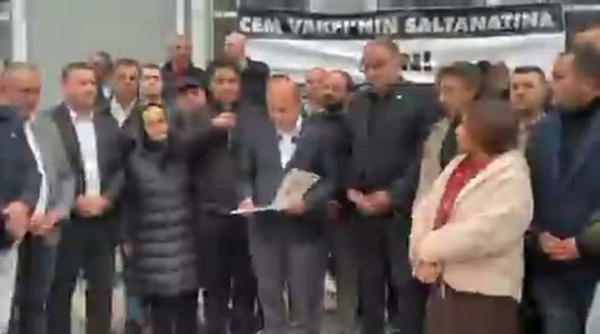 CHP'li Özgür Karabat'tan Esenyurt'taki Kıraç Cemevi'nin devrine tepki