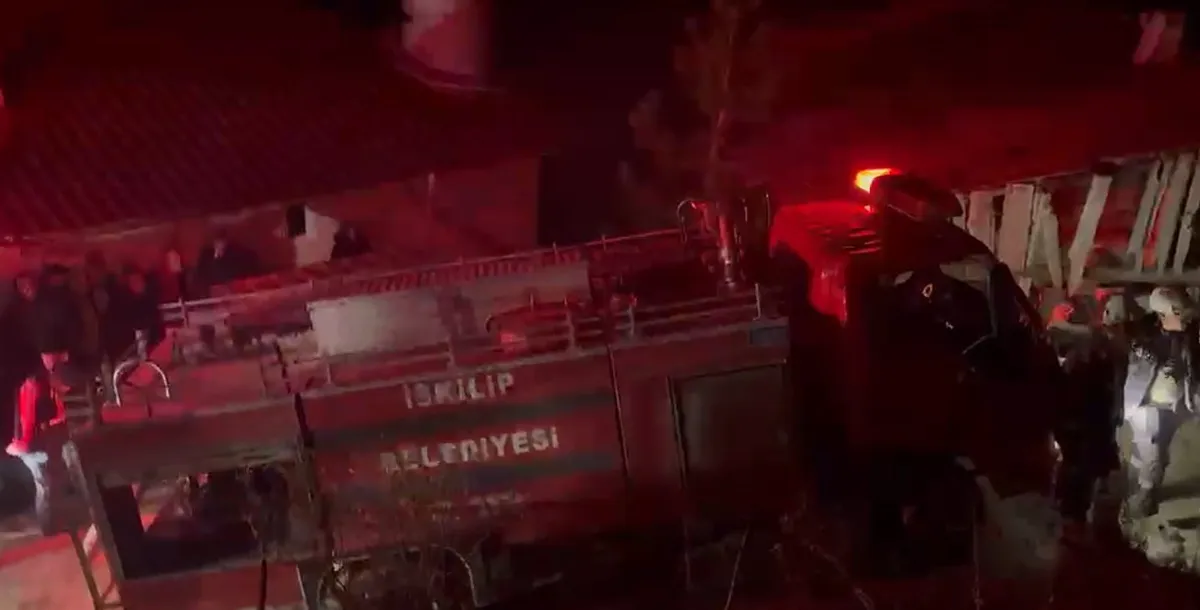 Çorum İskilip'te imam lojmanında çıkan yangın boş eve sıçradı