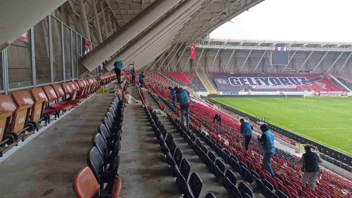 Çorum'da denetimli serbestlik yükümlüleri okulları ve stadyumu yeniledi