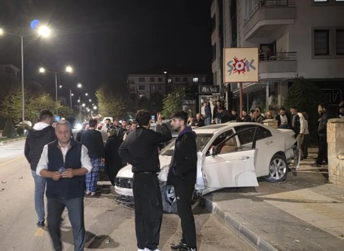 Çorum'da iki otomobilin çarpıştığı kazada elektrik trafosuna çarpan araçta 4 yaralı