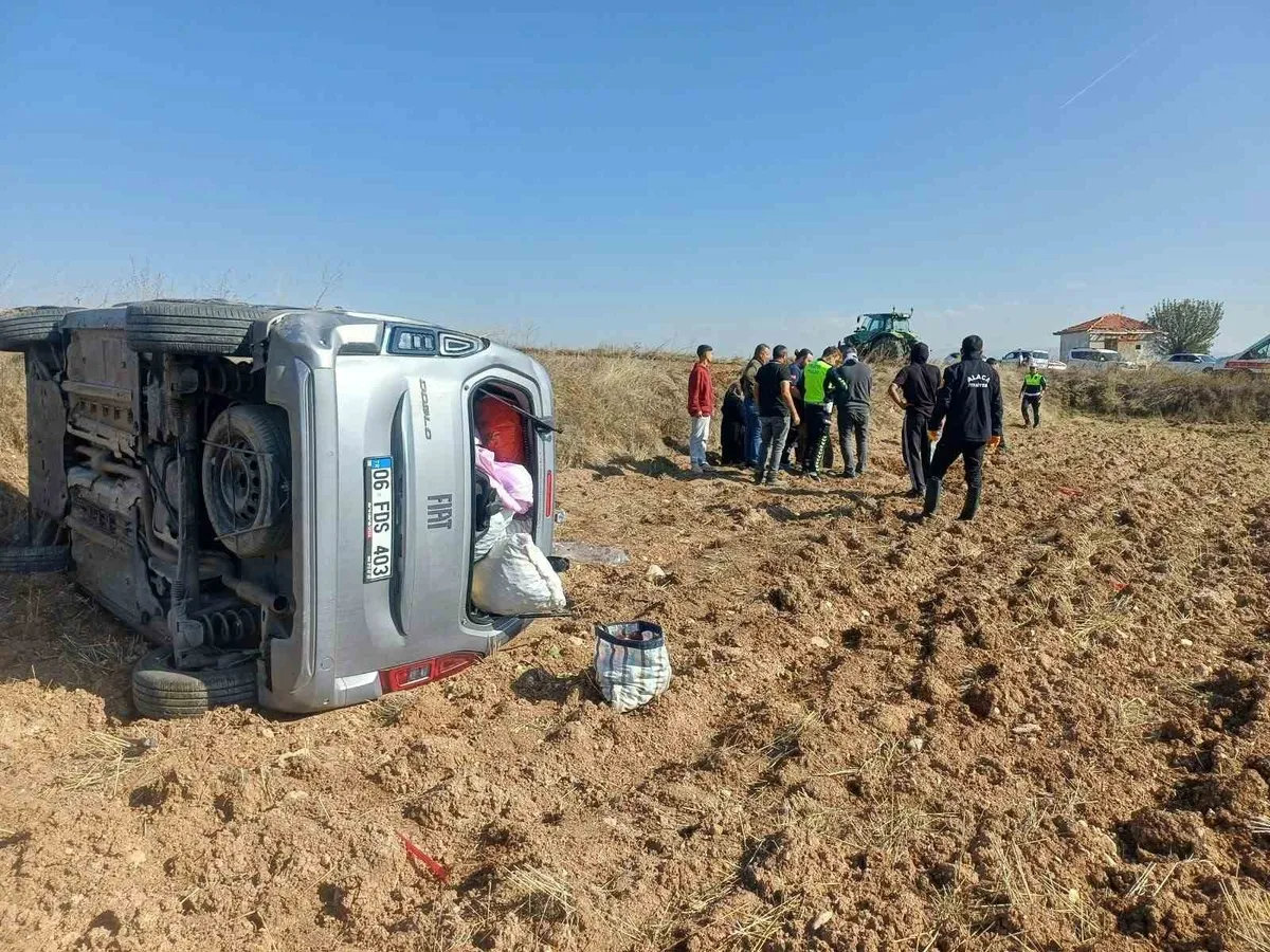 Çorum'un Alaca ilçesinde hafif ticari araç takla attı: 2 kişi yaralandı