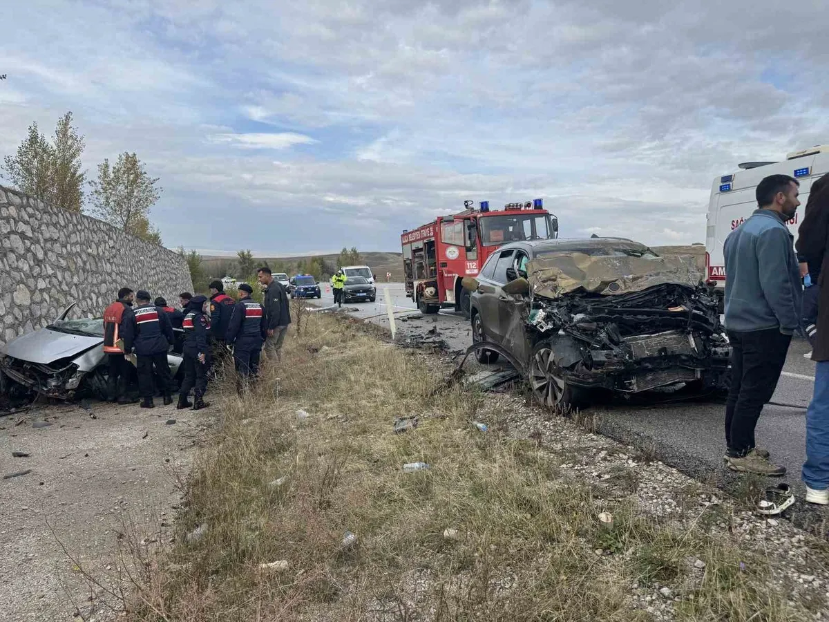 Çorum'un Alaca ilçesinde meydana gelen trafik kazasında 4 kişi hayatını kaybetti