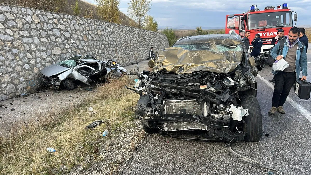 Çorum'un Alaca ilçesinde otomobil ve cip çarpıştı: 4 ölü, 2 yaralı