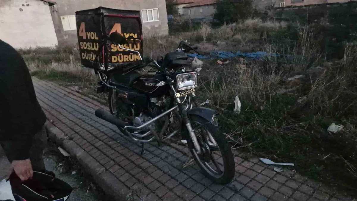 Çorum'un Alaca ilçesinde otomobil ve motosiklet çarpıştı: 1 yaralı