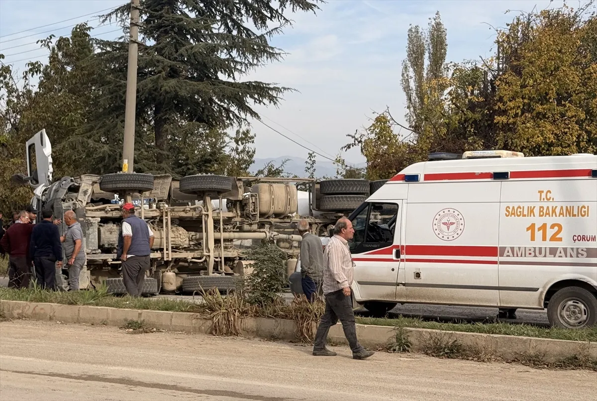 Çorum'un Laçin ilçesinde beton mikseri ile otomobil çarpıştı: 3 yaralı