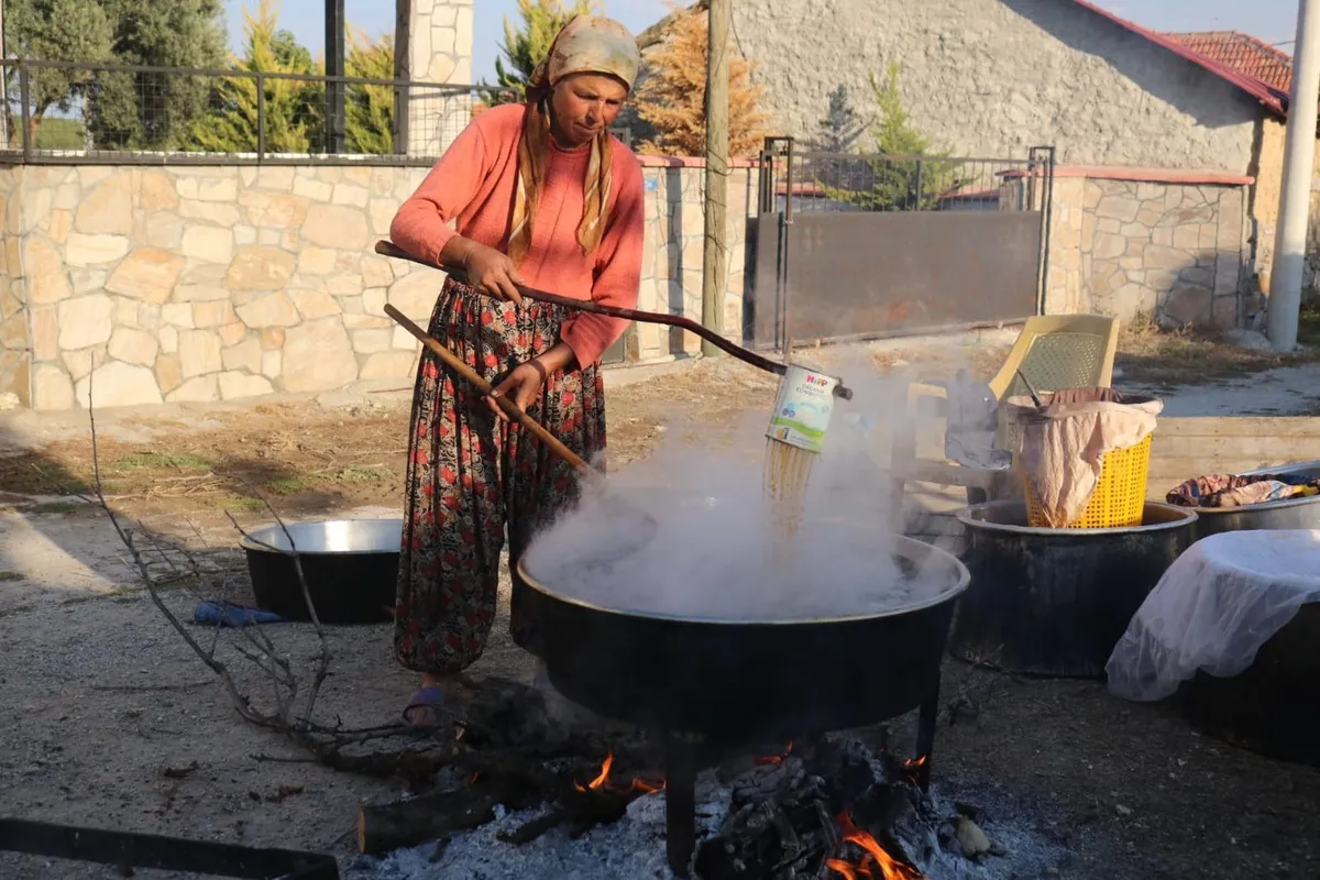 Denizli Çivril'de geleneksel kışlık pekmez mesaisi imece usulüyle sürüyor