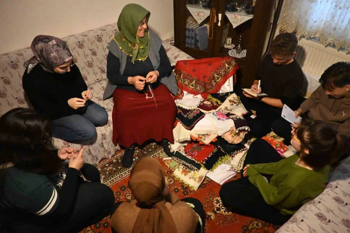 Denizli'deki öğrenciler Sandıktaki Hafıza ile geleneksel oyaları araştırdı