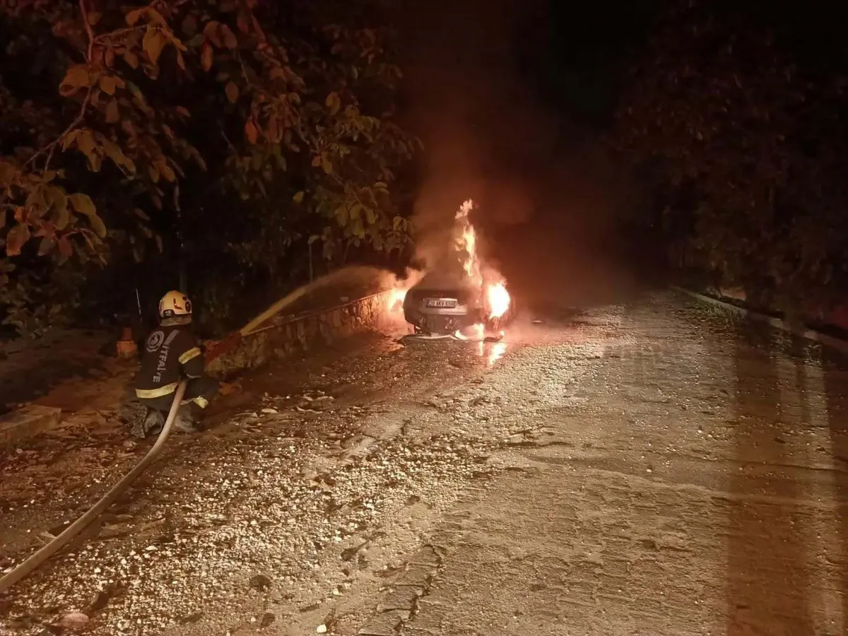 Denizli'nin Pamukkale ilçesinde park halindeki otomobil alevlere teslim oldu