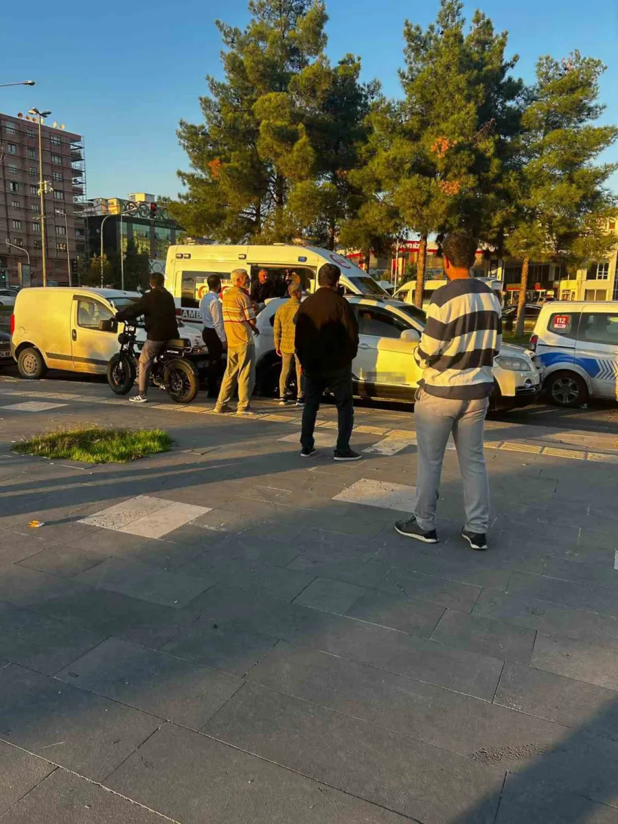 Diyarbakır Kayapınar'da trafik kazası sonrası taraflar arasında kavga çıktı