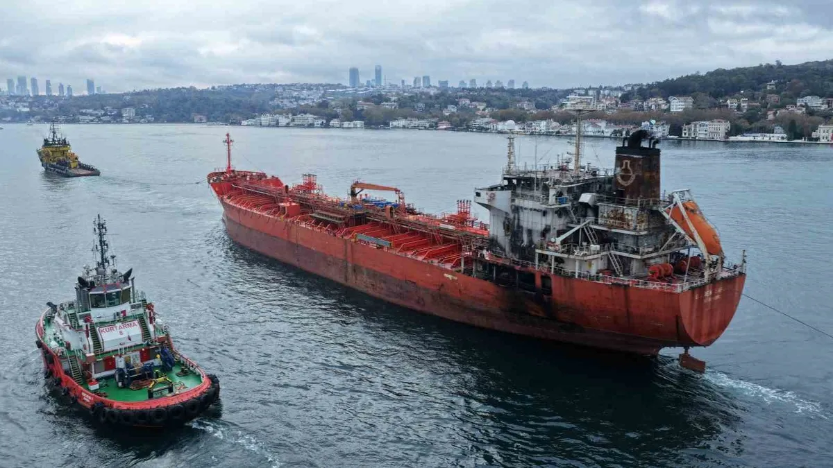 Dron saldırısı sonrası hasar gören tanker İstanbul Boğazı'ndan geçti