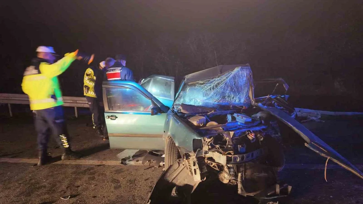 Düzce Akçakoca'da iki aracın kafa kafaya çarpıştığı kazada 5 kişi yaralandı