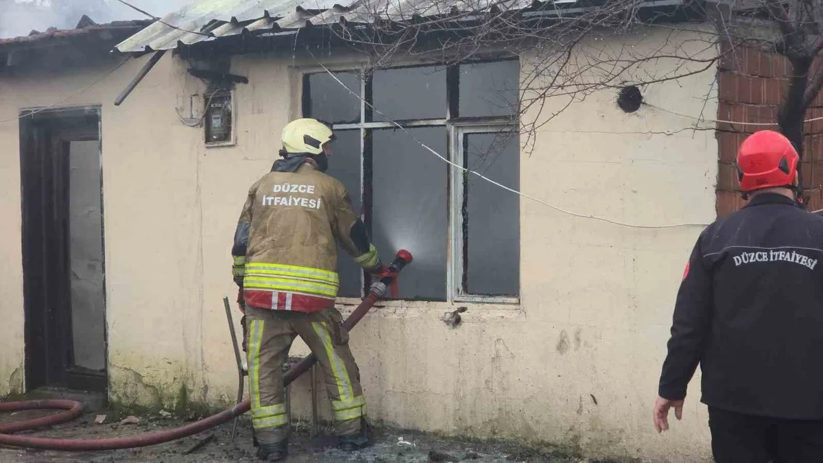 Düzce Çamköy'de sobadan çıkan yangın tek katlı evi kullanılamaz hale getirdi