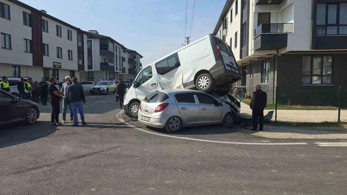 Düzce'de meydana gelen trafik kazasında minibüs park halindeki araca çıktı