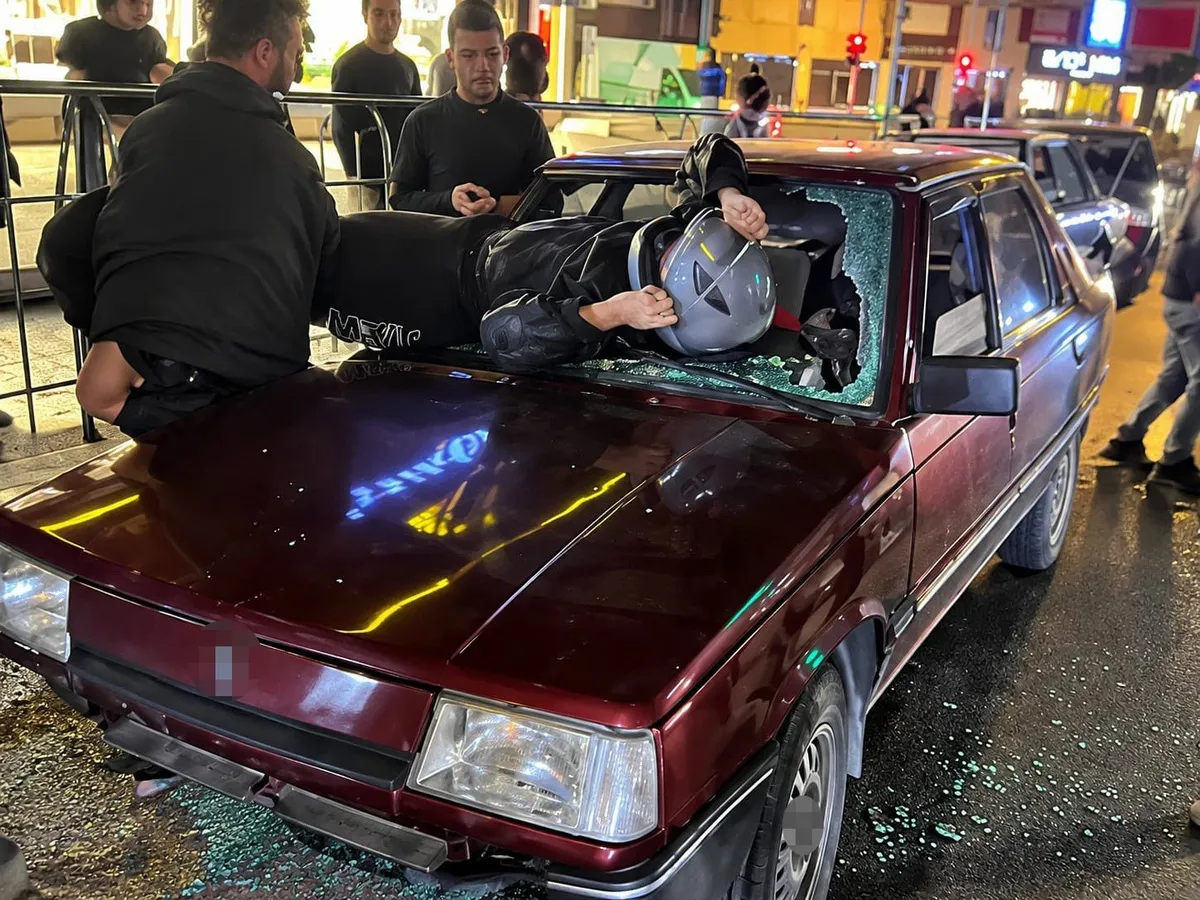 Düzce'de motosiklet otomobille çarpıştı: Sürücü aracın içine savruldu