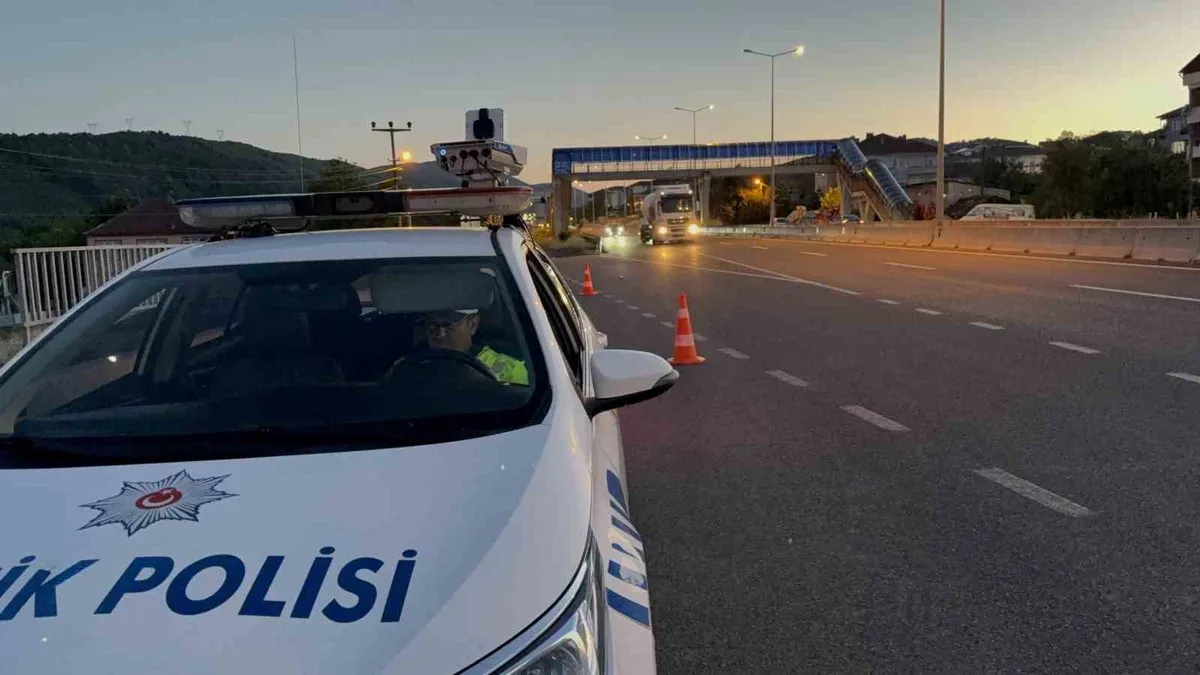 Düzce'de trafik denetimlerinde 1762 sürücüye ceza kesildi, 259 araç bağlandı