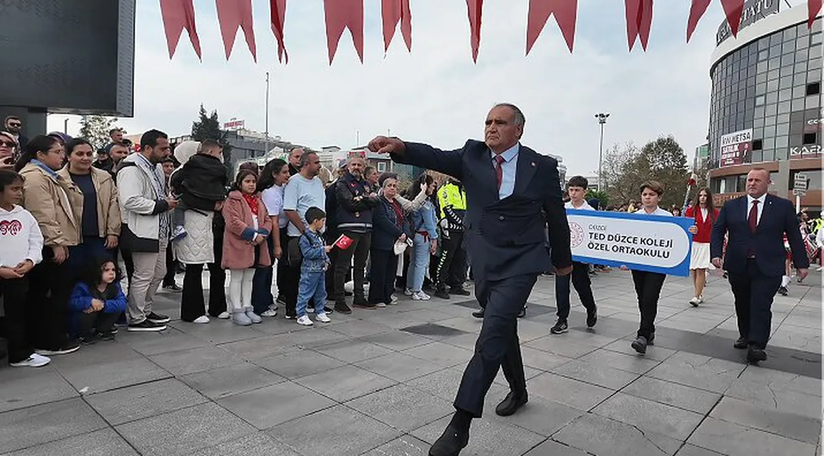 Düzce'deki 29 Ekim törenlerinde öğretmenin yürüyüşü büyük ilgi topladı