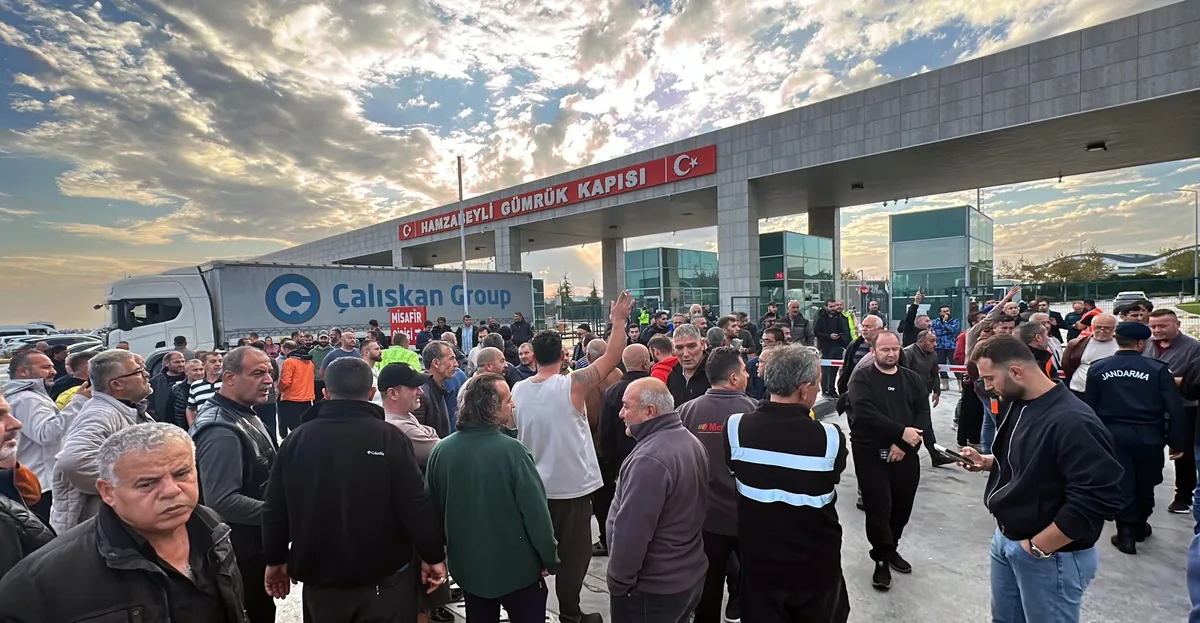 Edirne Hamzabeyli Sınır Kapısı'nda TIR şoförlerinin geçiş belgesi eylemi bitti