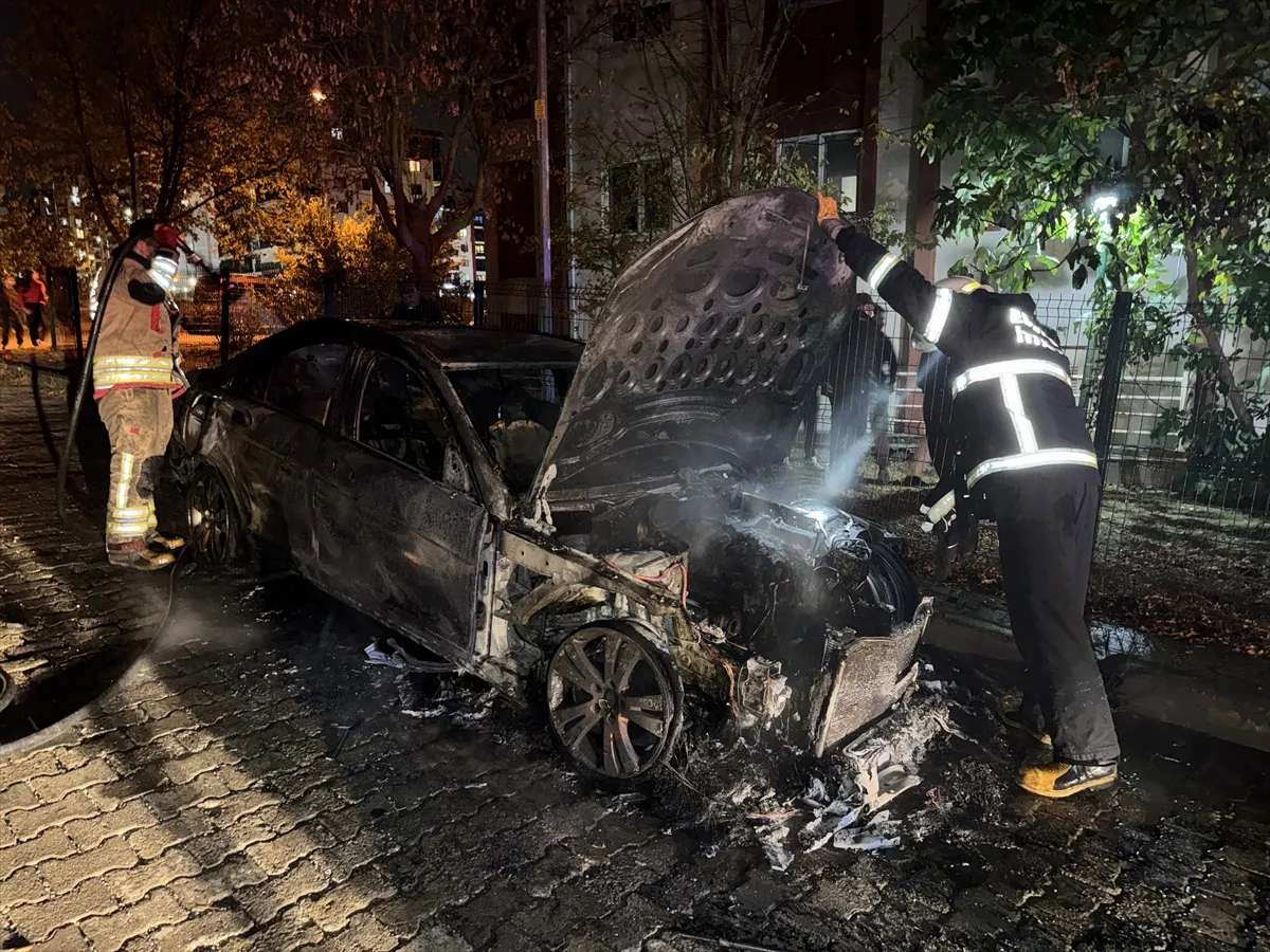 Edirne'de park halindeki otomobilde çıkan yangın aracı kullanılamaz hale getirdi
