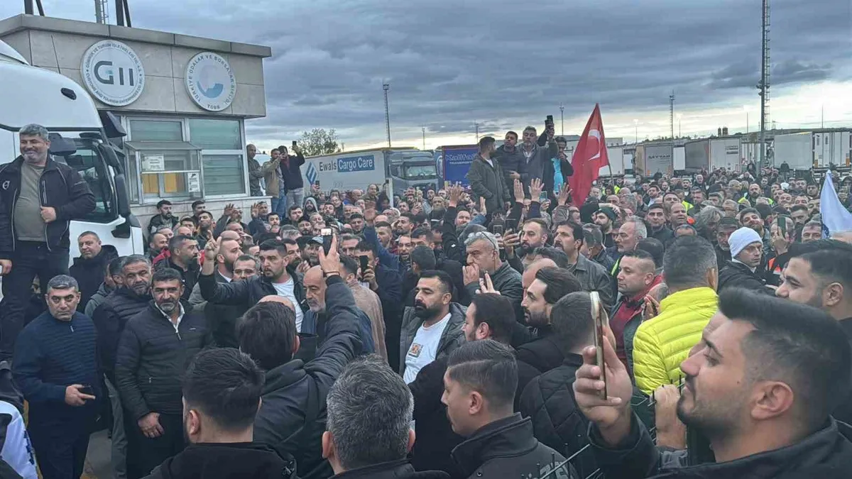 Edirne'de tır şoförleri Schengen vizesi engeline karşı kontak kapattı