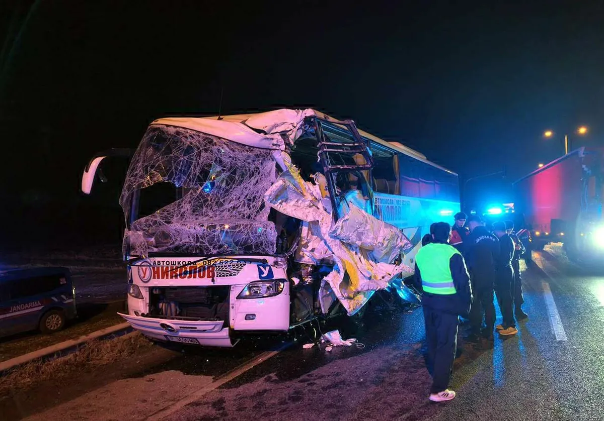 Edirne'de tur otobüsü TIR'a çarptı: Bulgaristan uyruklu 10 turist yaralandı