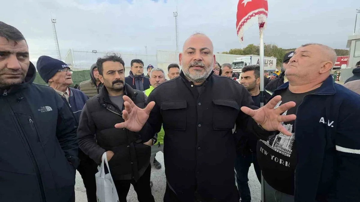Edirne'deki sınır kapılarında tır şoförlerinden vize ve oturum isyanı