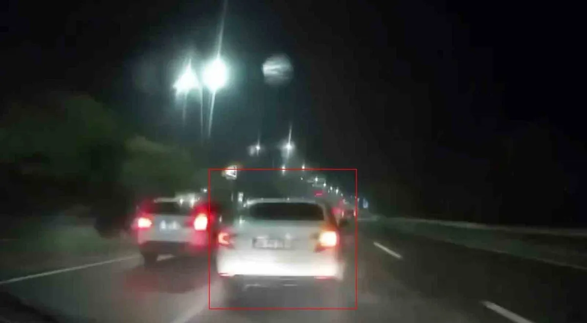 Elazığ Güney Çevre Yolu'nda yağışlı havada tehlikeli sürüş kamerada