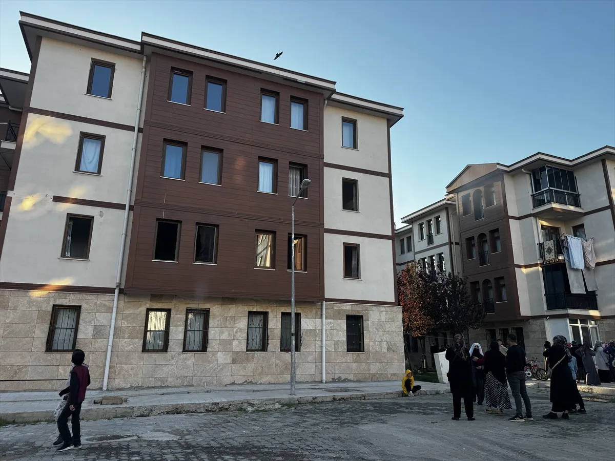 Elazığ Karşıyaka Mahallesi'ndeki bir apartmanda yangın paniği yaşandı