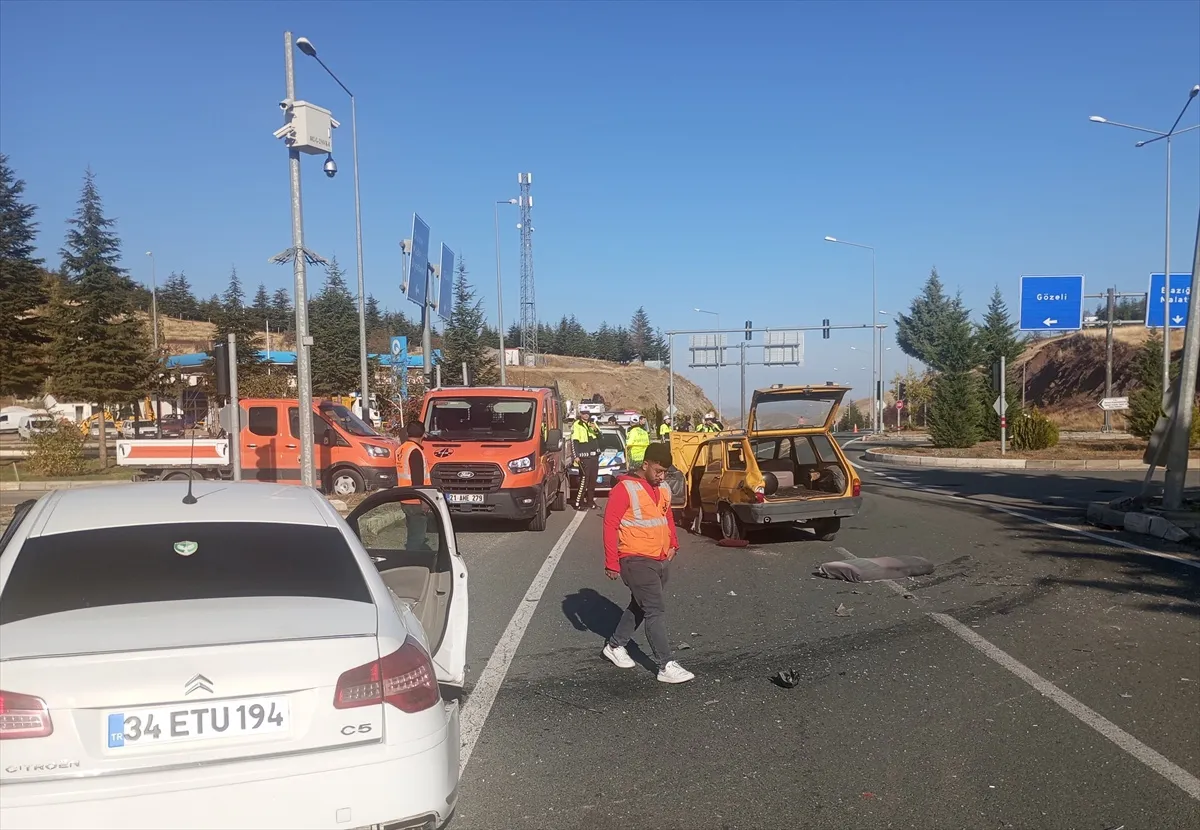 Elazığ Sivrice'de iki otomobilin karıştığı kazada bir kişi hayatını kaybetti