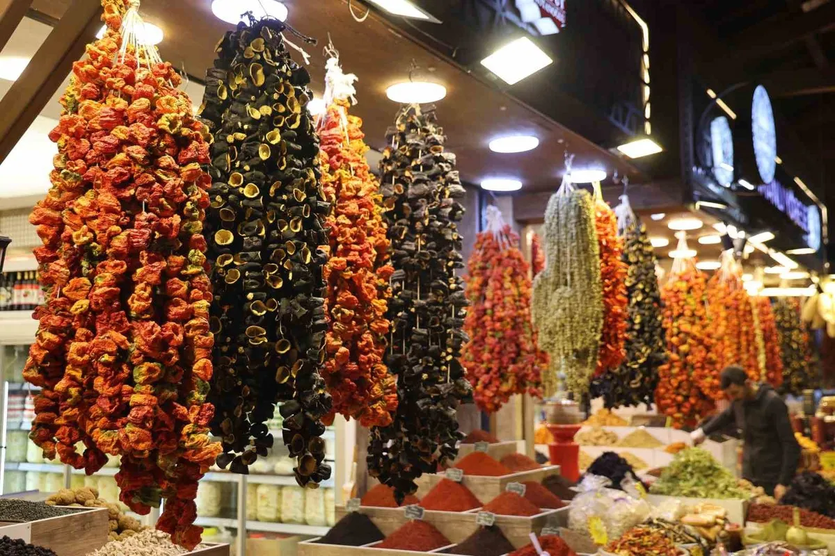 Elazığ tarihi Kapalı Çarşı'da kurutmalık ürünler tezgahlara çıktı