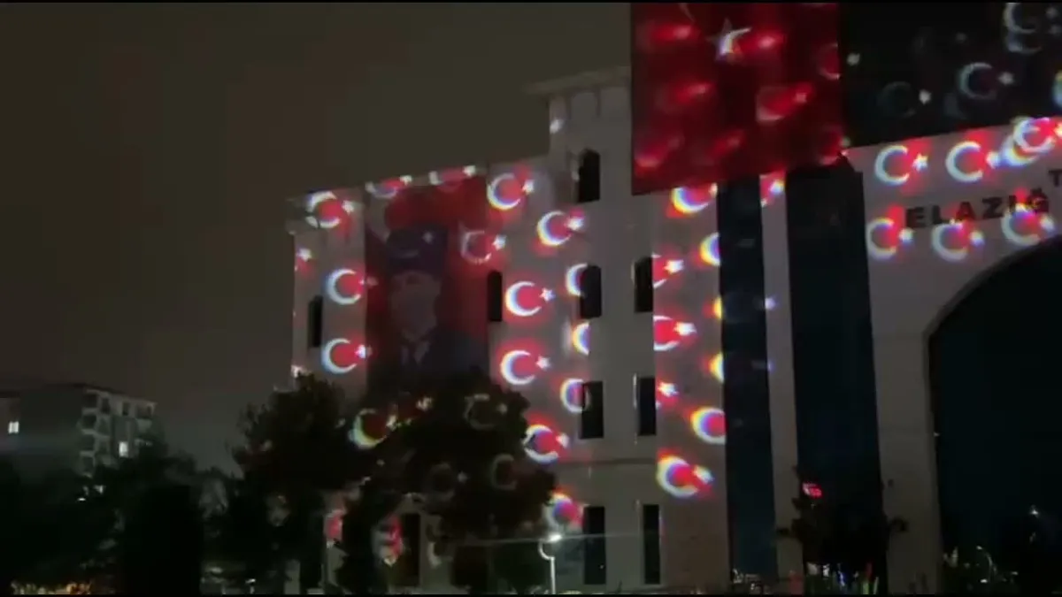 Elazığ Valiliği binası 29 Ekim Cumhuriyet Bayramı için ışıklandırıldı