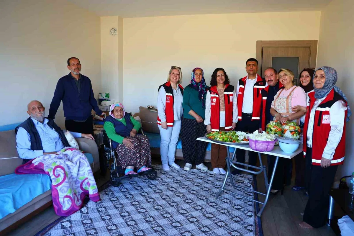 Elazığ'da gönüllüler 84 yaşındaki Özbay çiftinin kışlık hazırlıklarına destek oldu