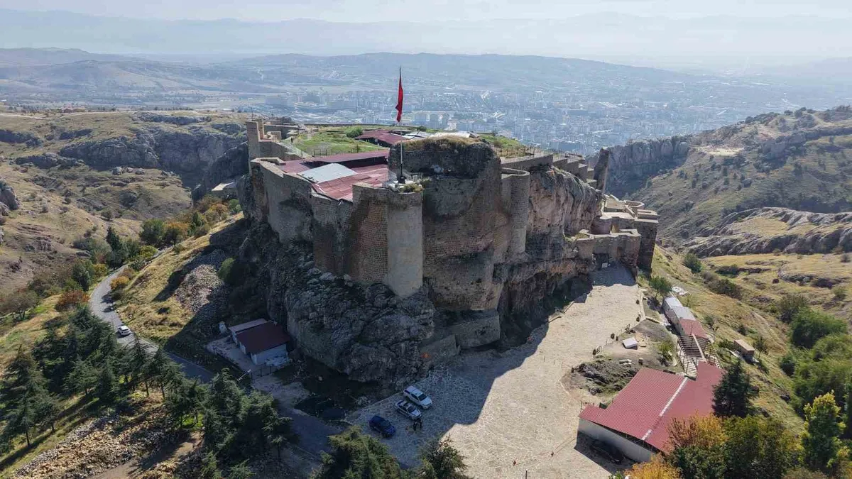 Elazığ'daki tarihi Harput Kalesi'nde bulunan Fetih Mescidi ibadete açıldı