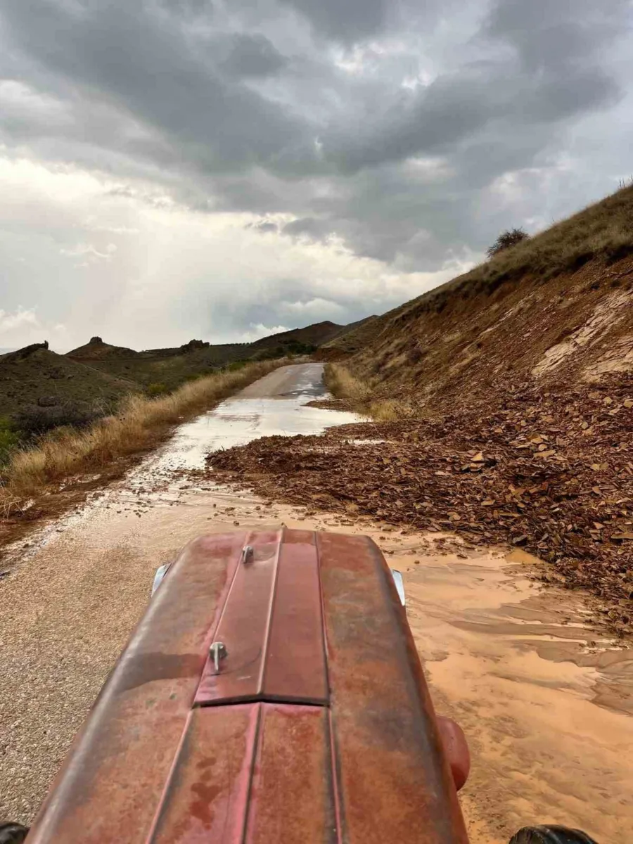 Elazığ'ın Baskil ilçesinde sağanak yağış toprak kaymasına yol açtı