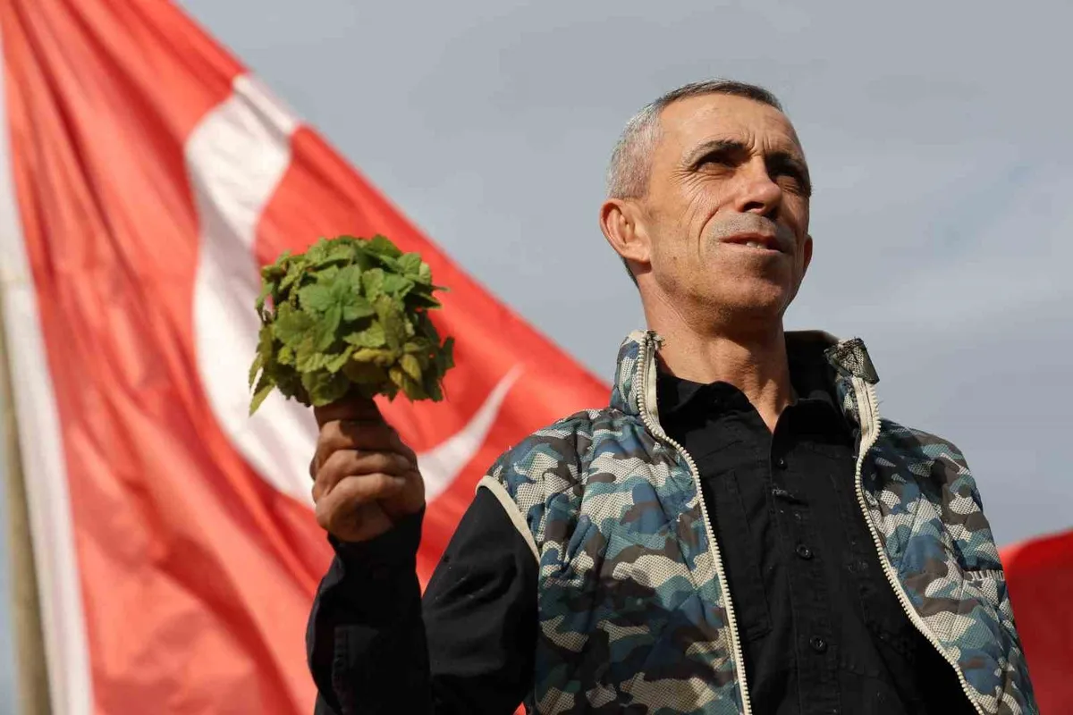Elazığlı öğretmen atıl durumdaki araziyi tıbbi bitki bahçesine dönüştürdü