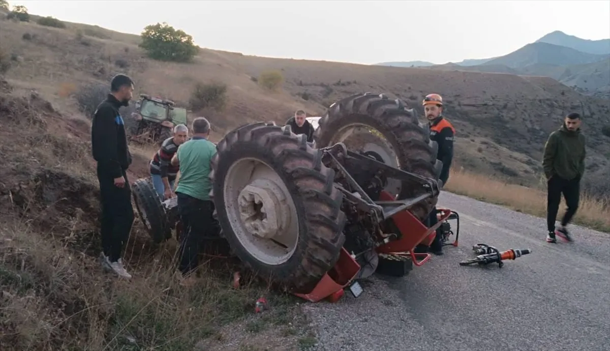 Erzincan Kemah'ta devrilen traktörün altında kalan sürücü ekiplerce kurtarıldı