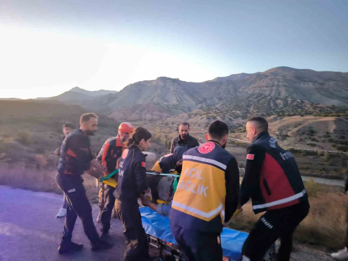 Erzincan Kemah'ta devrilen traktörün altında kalan sürücü kurtarıldı
