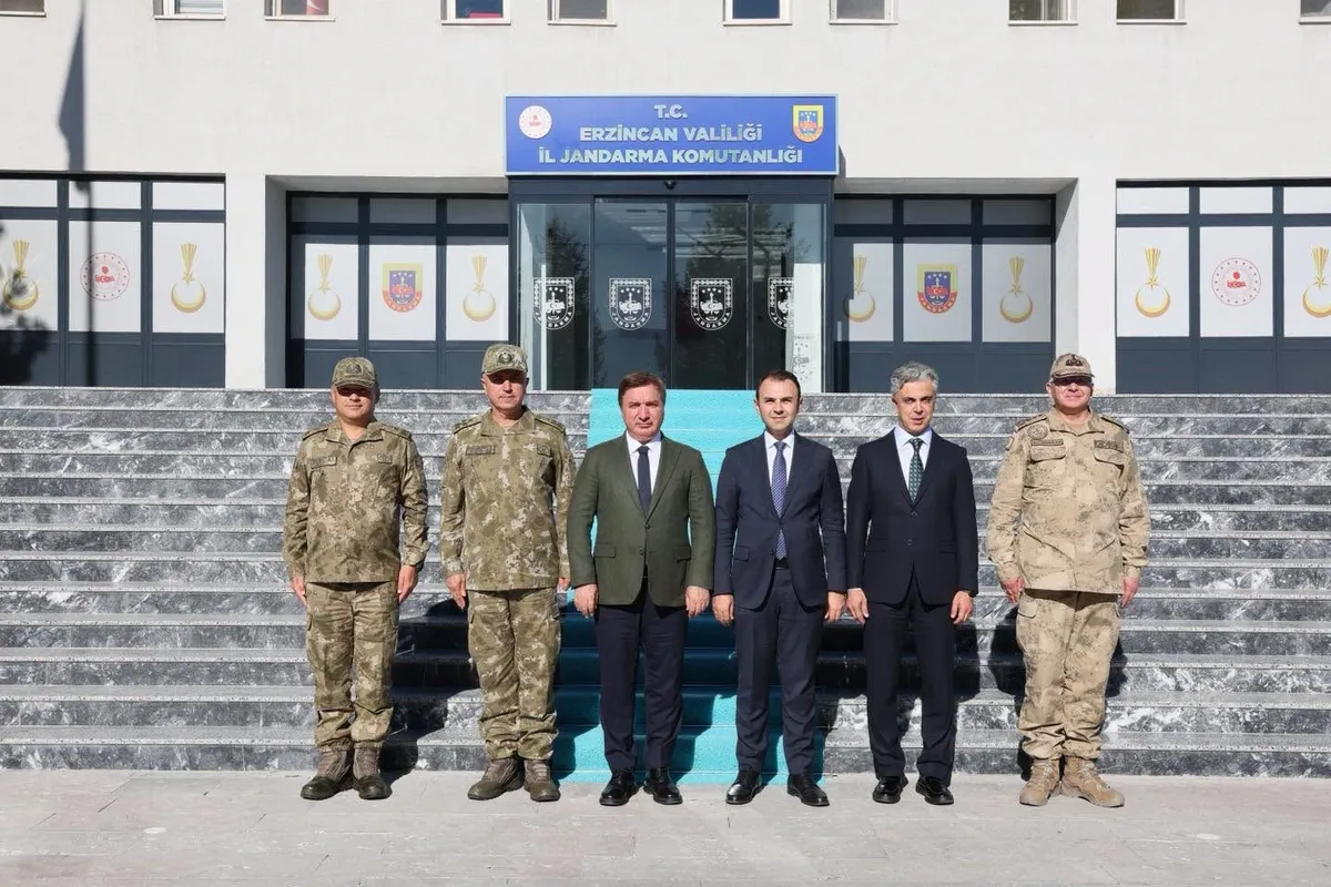 Erzincan protokolü İl Jandarma Komutanı Altundarak'ı ziyaret ederek görüştü