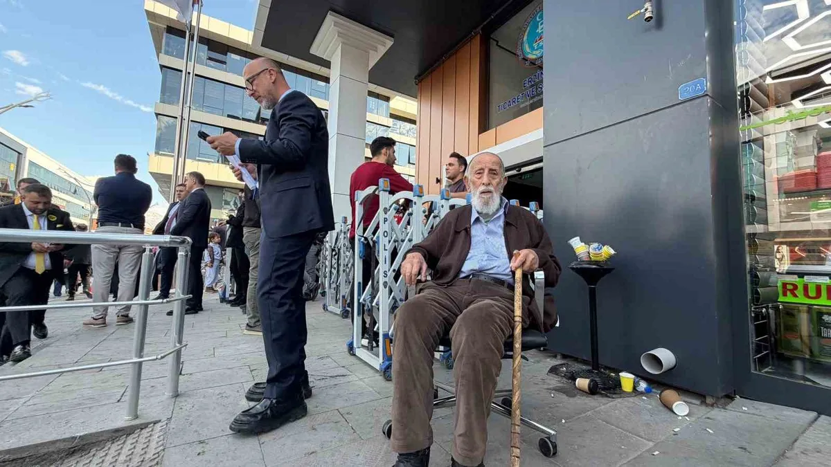 Erzincan TSO seçimlerinde 93 yaşındaki üye tekerlekli sandalye ile oy verdi