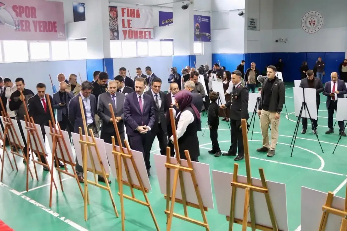 Erzincan Üzümlü'de Cumhuriyet Bayramı'na özel fotoğraf sergisi açıldı