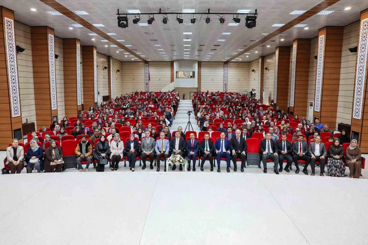Erzincan Valisi Aydoğdu okul güvenliği ve eğitim üzerine velilerle buluştu