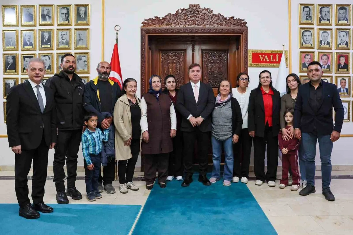 Erzincan Valisi Hamza Aydoğdu Üzümlü köyünden gelen vatandaşları kabul etti