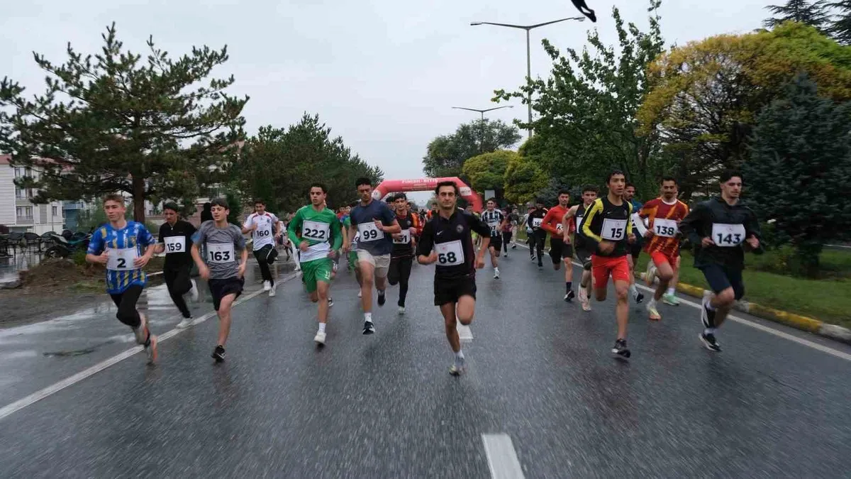 Erzincan'da düzenlenen Cumhuriyet Kupası müsabakalarında 168 sporcu ter döktü