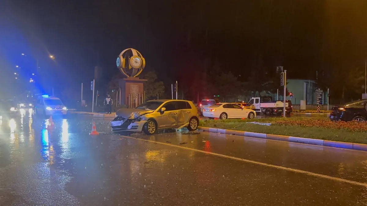 Erzincan'da kavşakta meydana gelen trafik kazasında 3 kişi yaralandı