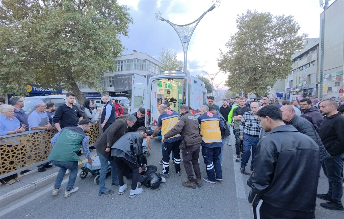 Erzincan'da motosikletin yayaya çarpması sonucu 2 kişi ağır yaralandı