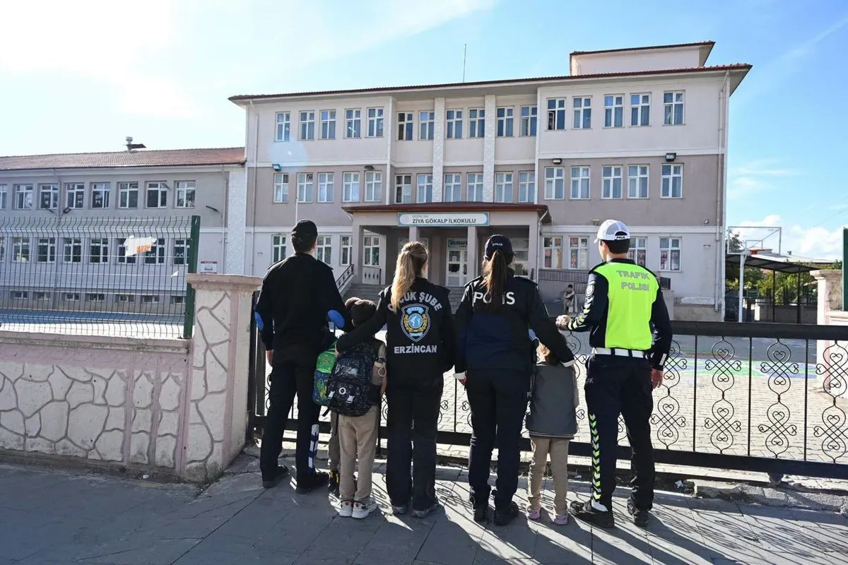 Erzincan'da okul çevrelerinde güvenlik uygulaması gerçekleştirildi