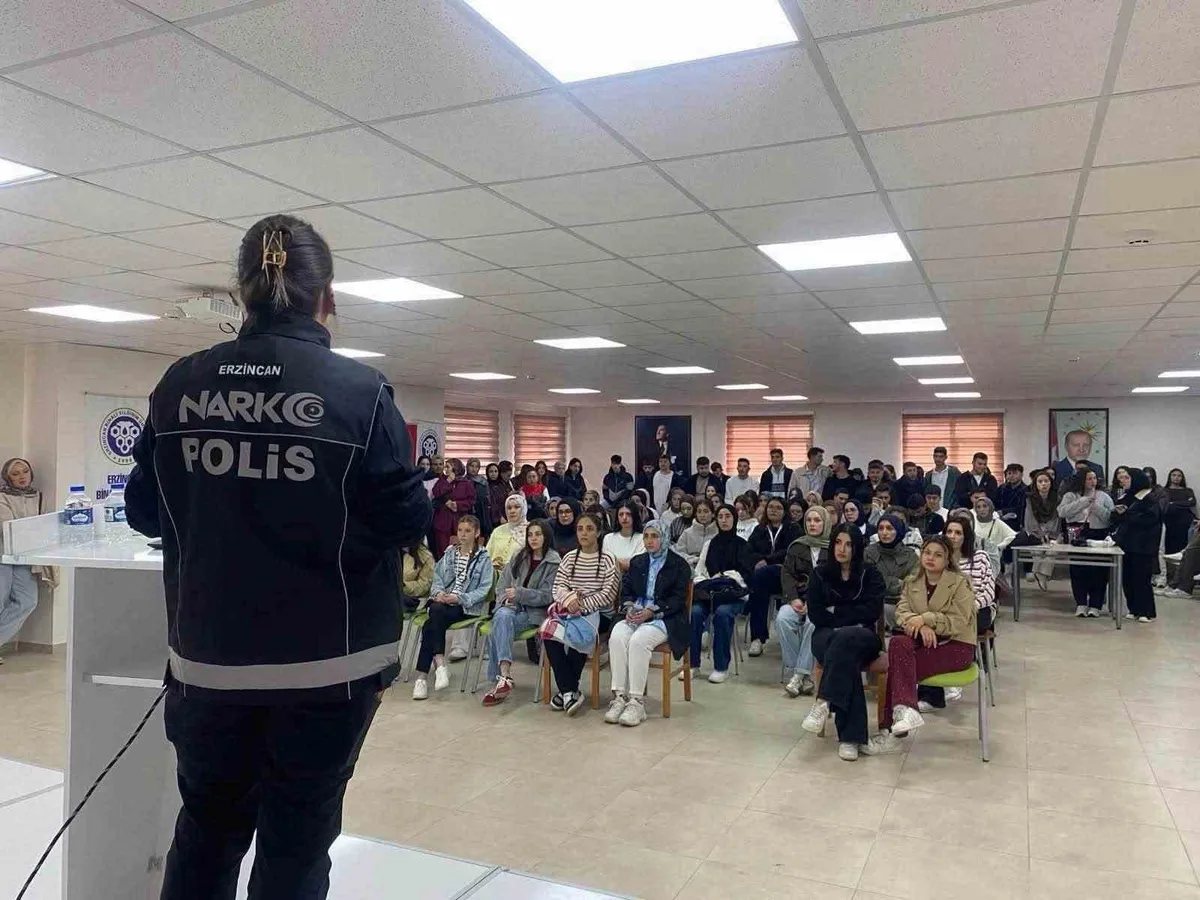 Erzincan'da üniversite öğrencilerine yönelik Narkorehber eğitimi verildi