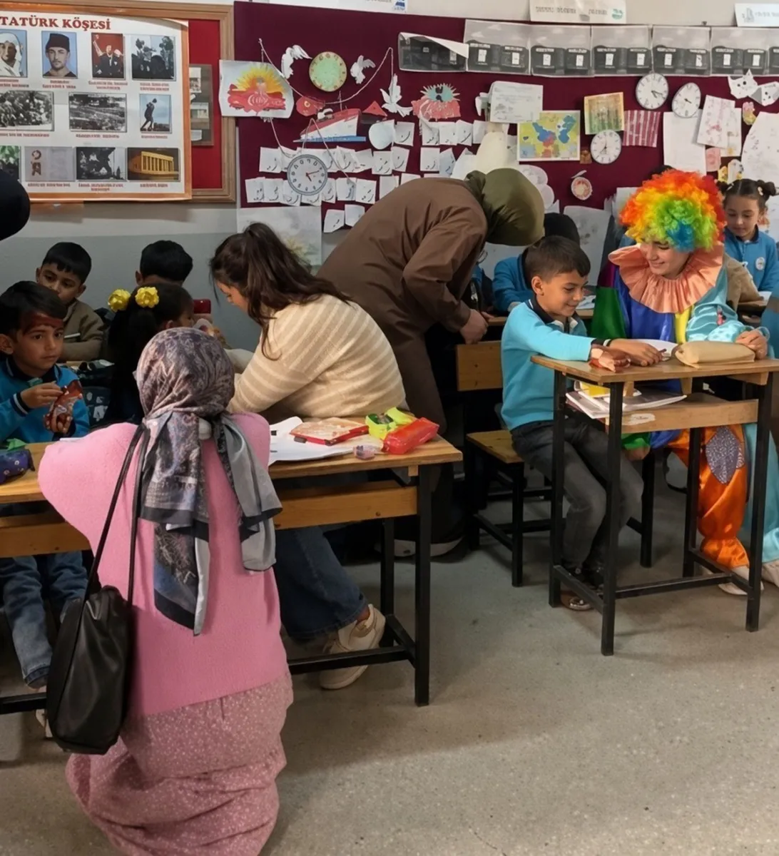 Erzincanlı üniversite öğrencileri köy okulundaki çocuklara eğlence dolu gün yaşattı