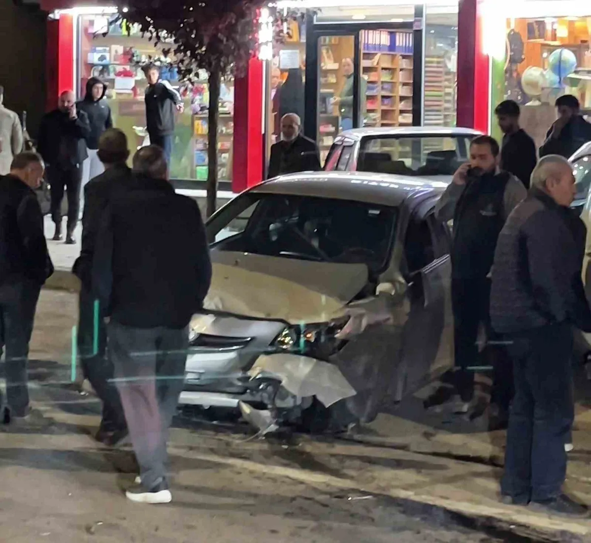 Erzurum Aziziye'de direksiyonu kilitlenen otomobil kazaya yol açtı: 1 yaralı