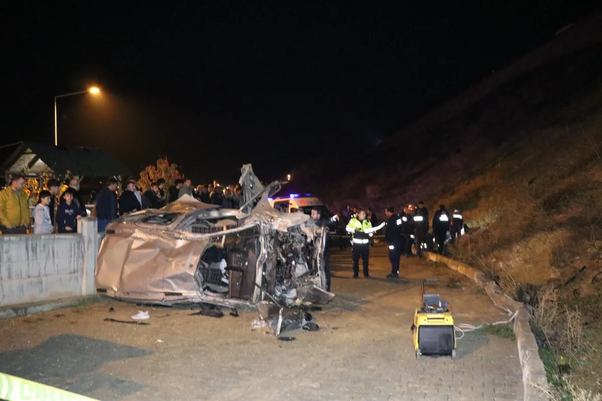 Erzurum Oltu'da uçuruma yuvarlanan hafif ticari araçta 1 kişi hayatını kaybetti