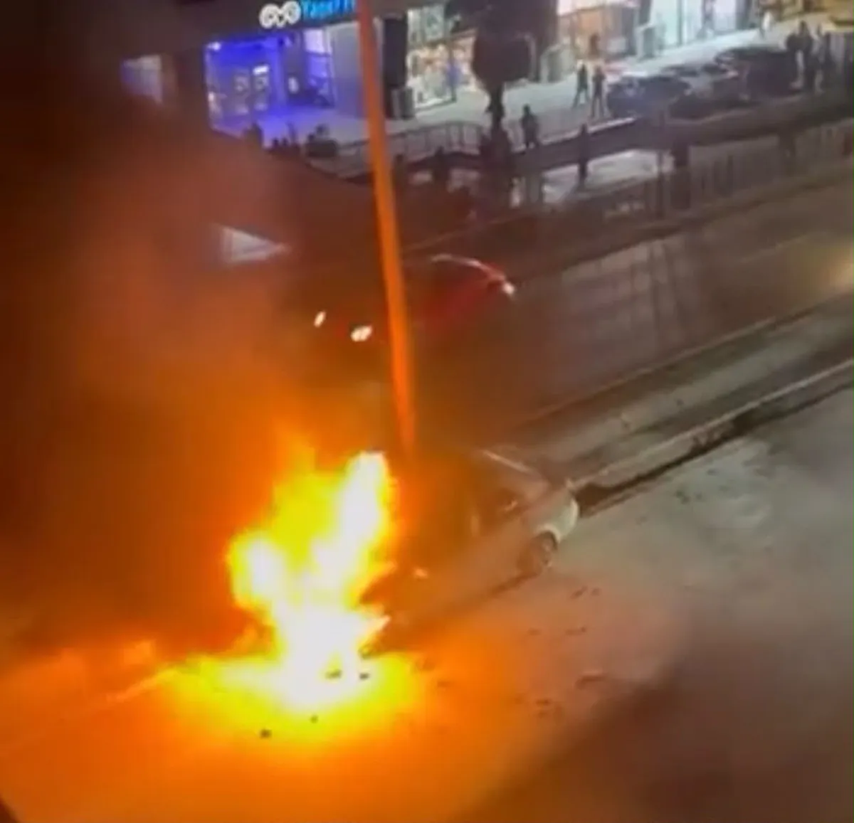 Esenyurt D-100 Karayolu'nda seyir halindeki bir otomobil alevlere teslim oldu